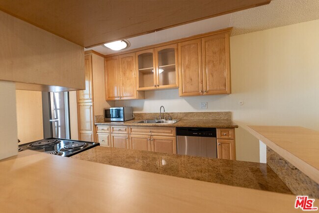 Building Photo - 5330 Zelzah Ave