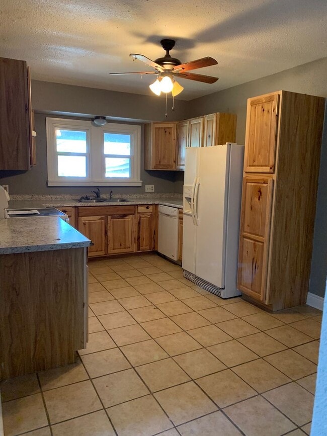 Building Photo - 3 Bedroom home with a bonus room