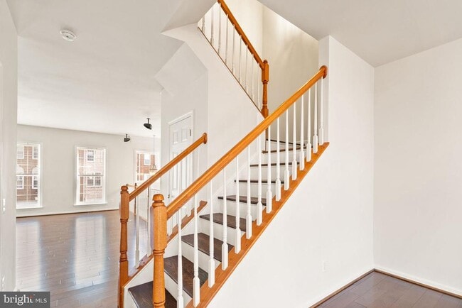 Building Photo - 7056 Courtyard Way
