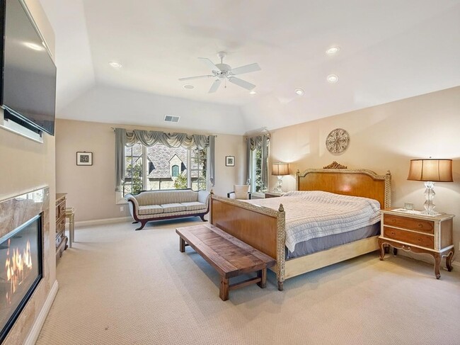 Building Photo - 1526 Hillview Dr