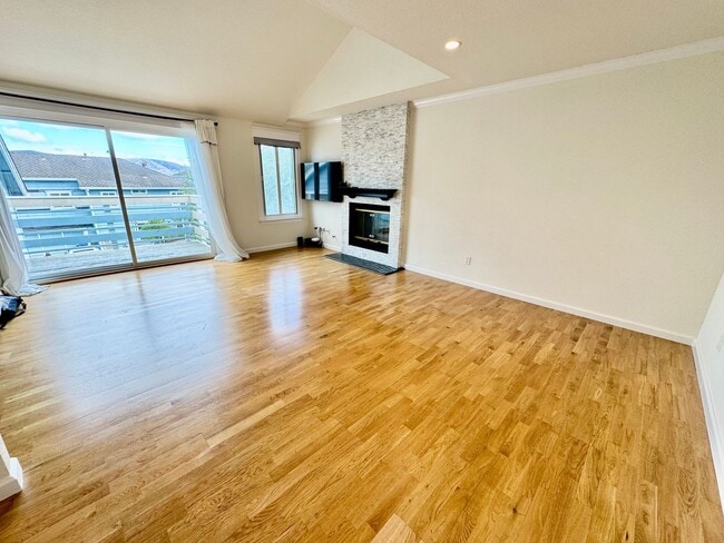 Building Photo - Stylish 3Bed/2.5Ba Daly City Home with Mod...