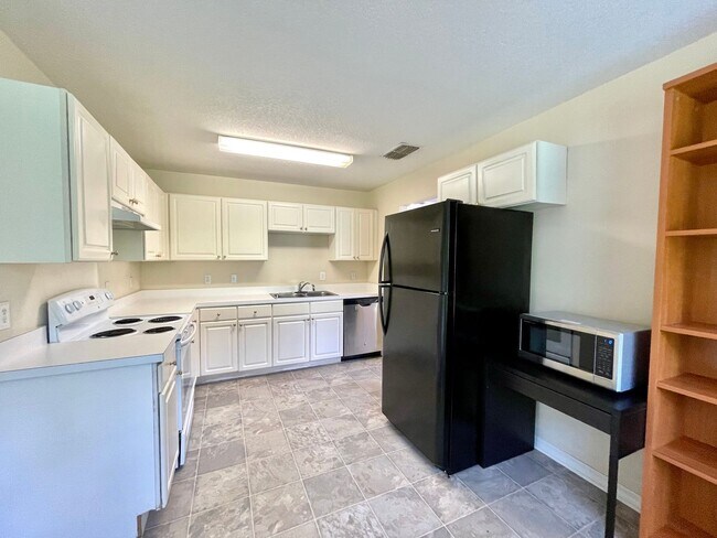 Building Photo - LARGE AND SPACIOUS 4/3 HOME IN WEDGEFIELD GOLF COURSE COMMUNITY