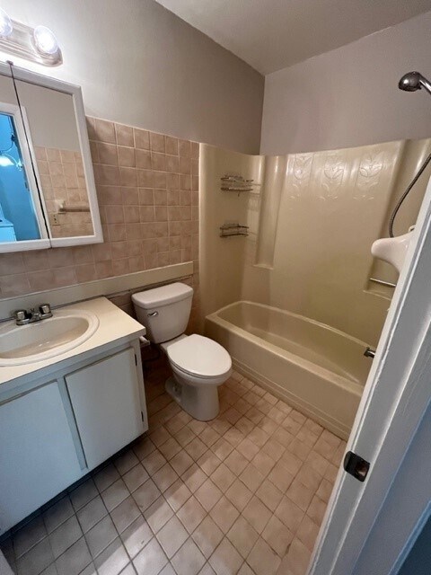 Secondary Bathroom - 6499 Chasewood Dr