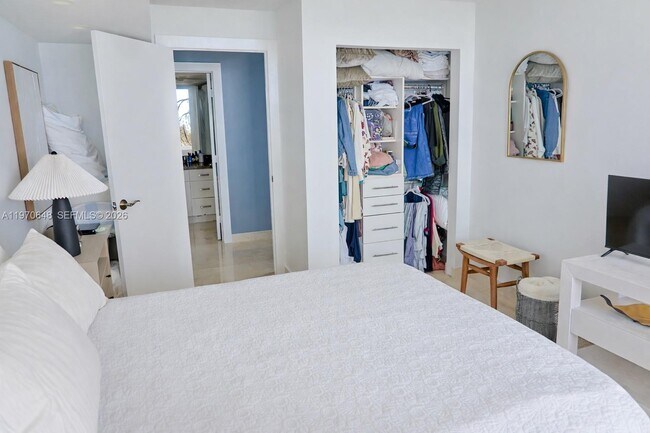 Building Photo - 1717 N Bayshore Dr