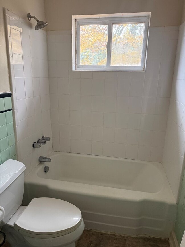 Building Photo - 3 bedroom 1 bathroom house