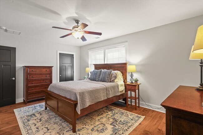 Building Photo - Short Term Only