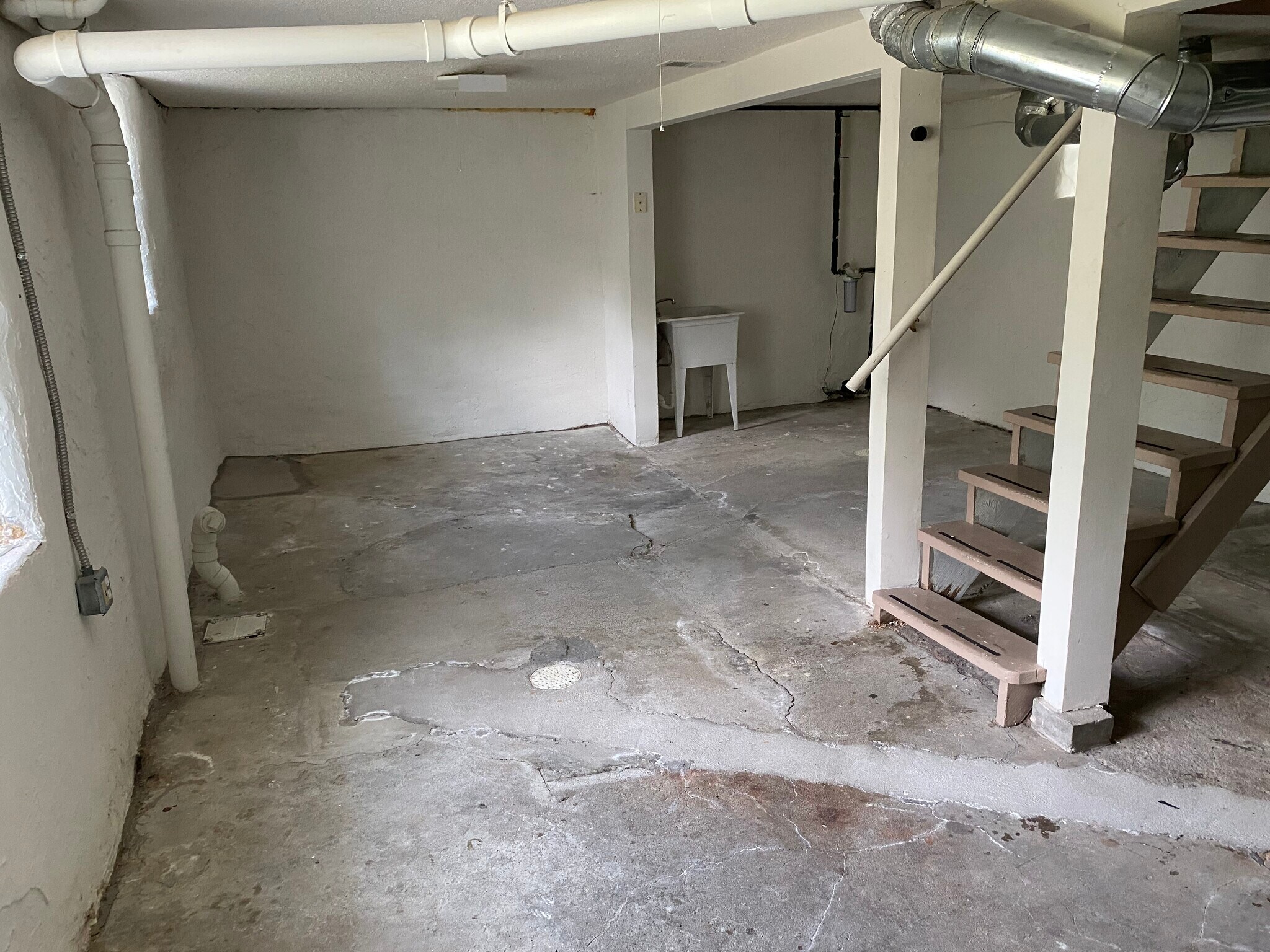 Dry basement with lots of natural light - 4441 Wyoming St