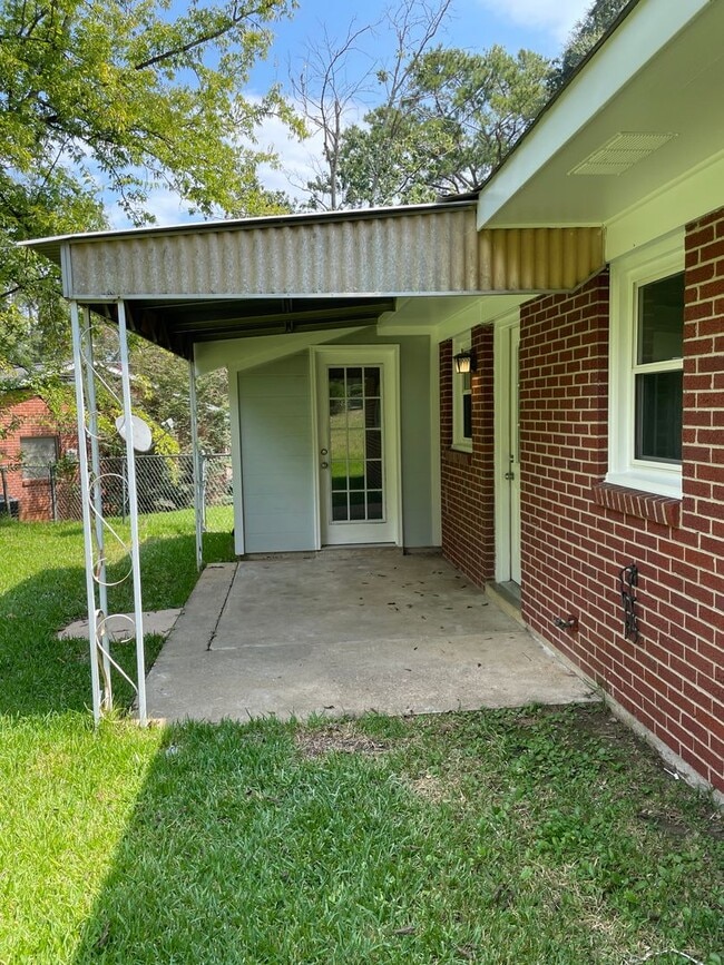 Building Photo - 2703 Albemarle Rd