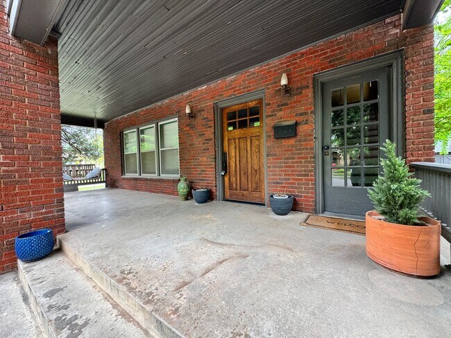 Building Photo - 2903 N Robinson Ave