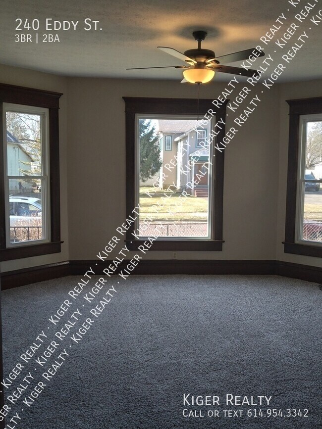 Building Photo - Large 3 Bedroom Home