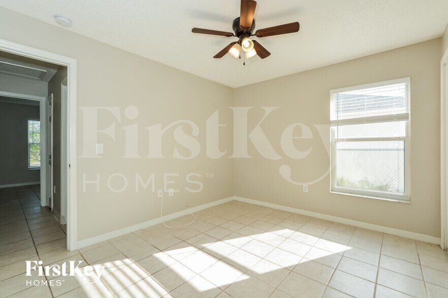 Building Photo - 521 Finch Ln