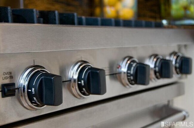 Building Photo - 2662 Bush St