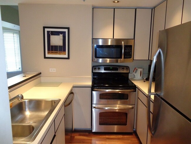 Building Photo - Beautifully Updated and Furnished 1BR Cond...