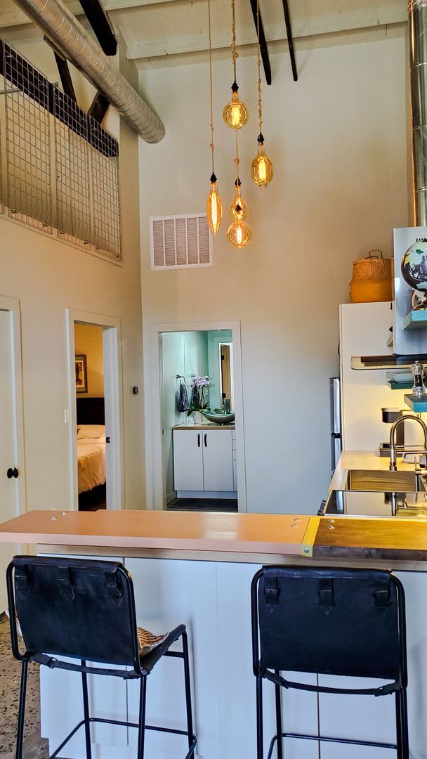 Building Photo - 1020 E 6th St