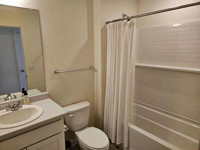 Building Photo - 3 bed 3 bath home in Bennett.