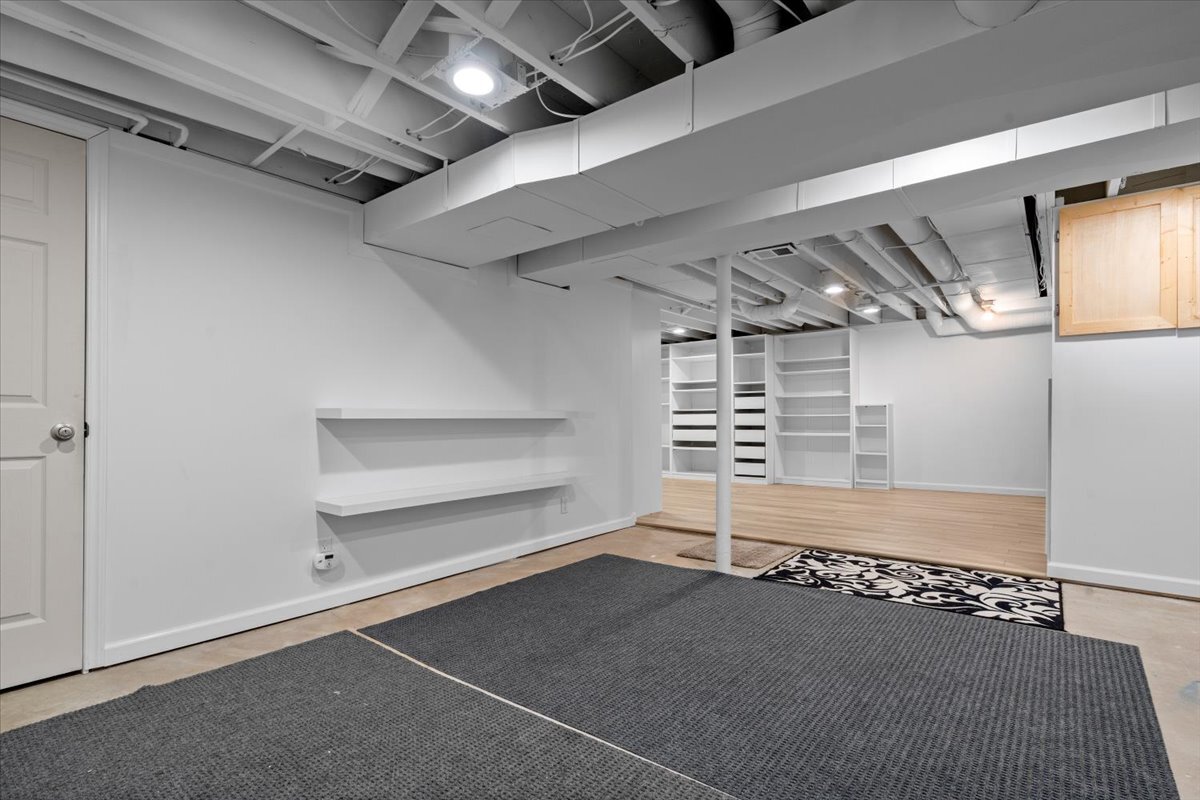 Building Photo - 5476 Van Ness Dr