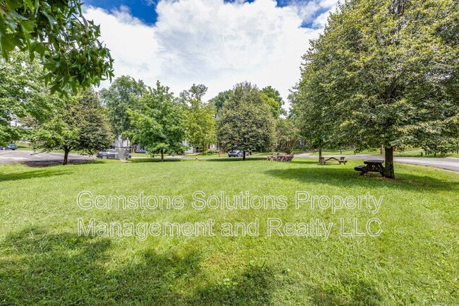 Building Photo - 2930 Primrose Cir