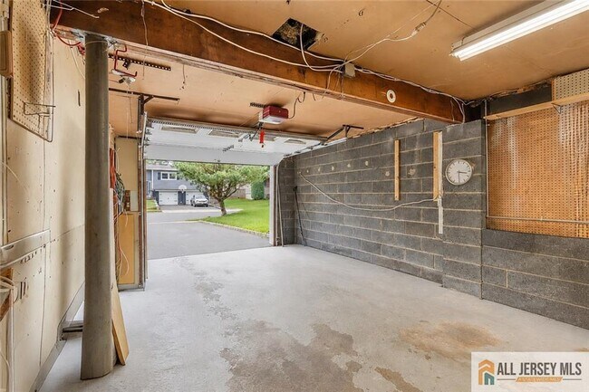 Building Photo - 14 Harmon Rd