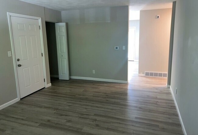 Building Photo - 2110 Saratoga Dr