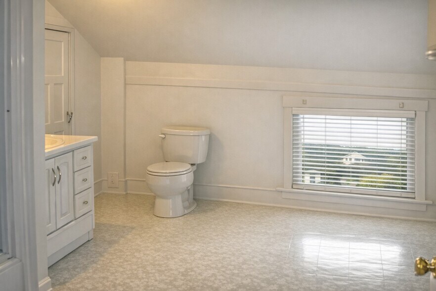 Upstairs bathroom - 2000 Iron St