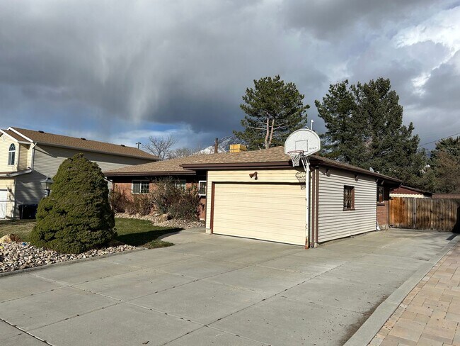 Building Photo - Spacious 5 Bd 3 Ba Home Cottonwood Heights