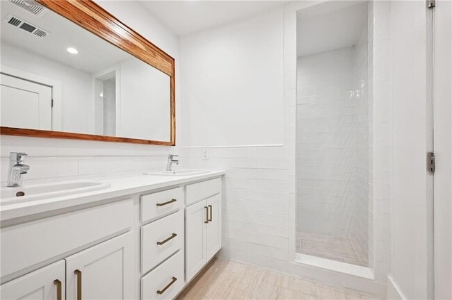 Building Photo - 204 Woodlawn Ct