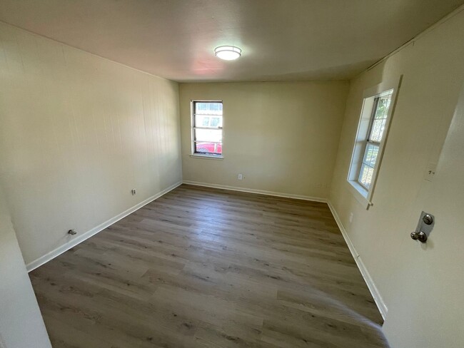 Building Photo - Remodeled 2 Bedroom Home