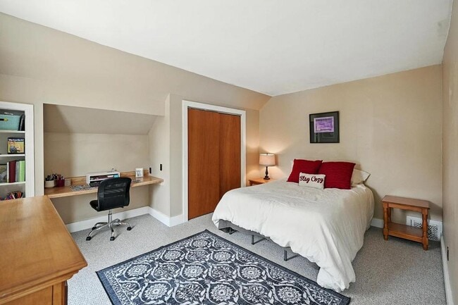 Building Photo - 14 Maple St