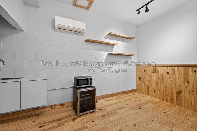Building Photo - 515 Hillsborough St