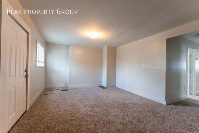 Building Photo - MOVE IN NOW! Located in Weinland Park, jus...