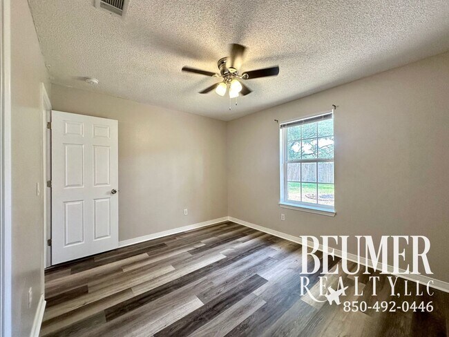 Building Photo - Home nestled in in W. Pensacola minutes fr...