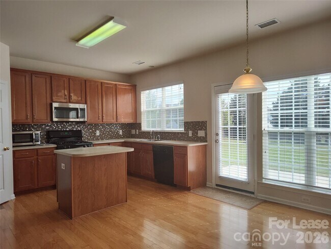 Building Photo - 10804 Fountaingrove Dr