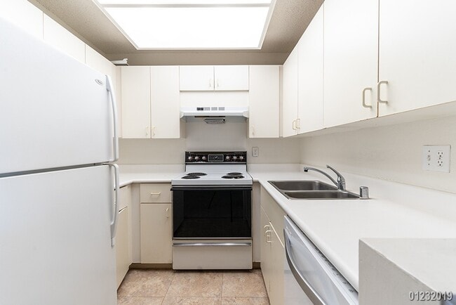 Building Photo - 2BR/2BA/2PKG UPPER LEVEL TOWNHOUSE (CROSS ...