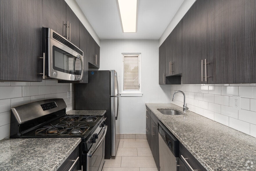 2BR, 1BA - 768SF - Kitchen - Montgomery Court