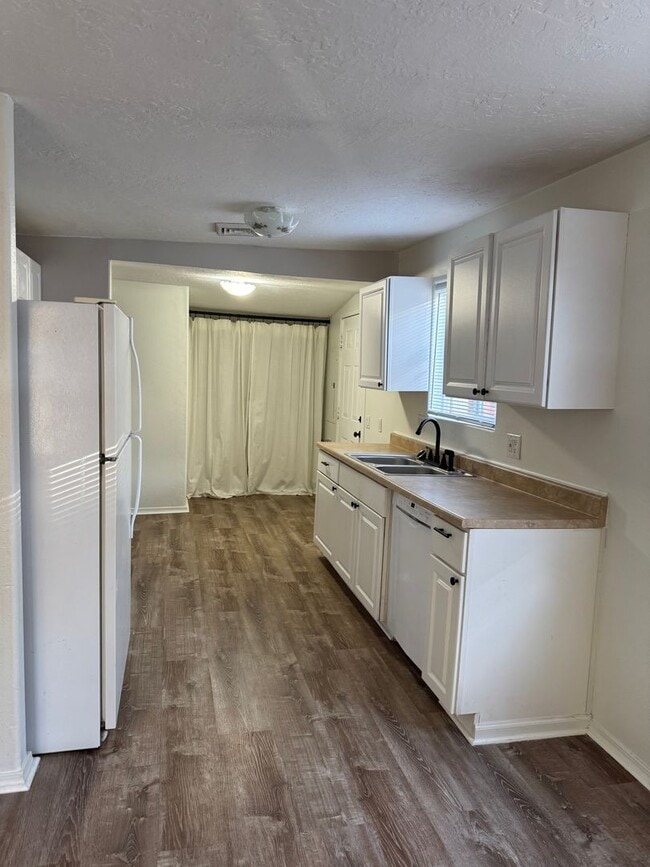 Building Photo - West Roseburg 2 Bedroom home with fenced yard