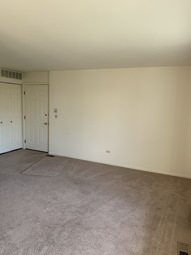 Building Photo - 245 Crestview Dr