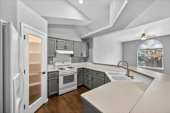 Building Photo - Comfortable & Convenient Living Near CWI and Shopping