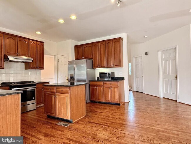 Building Photo - 43520 Lucketts Bridge Cir