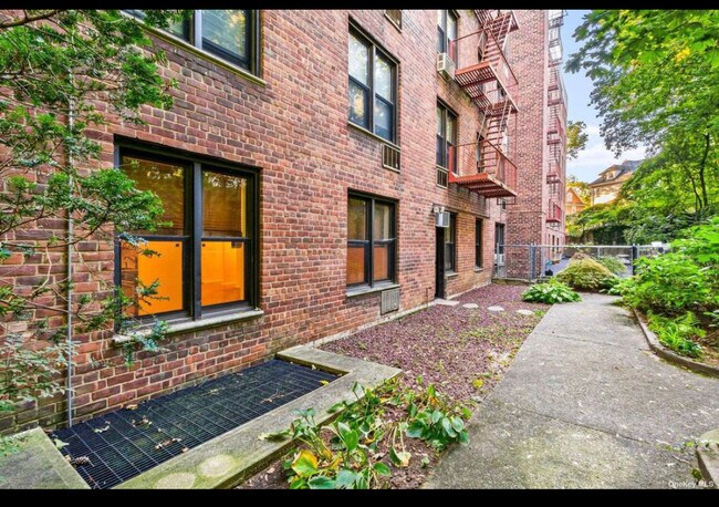 Primary Photo - 4325 Douglaston Pky