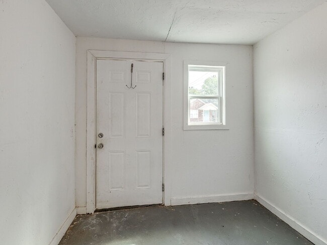 Building Photo - Beautifully Updated Bungalow!