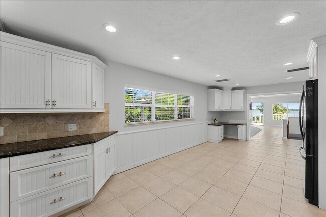Building Photo - 850 NE Ixora Dr