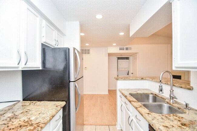 Building Photo - 11201 Lynbrook Dr