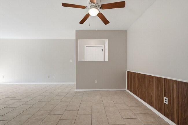 Building Photo - 8160 Stonebrook Dr