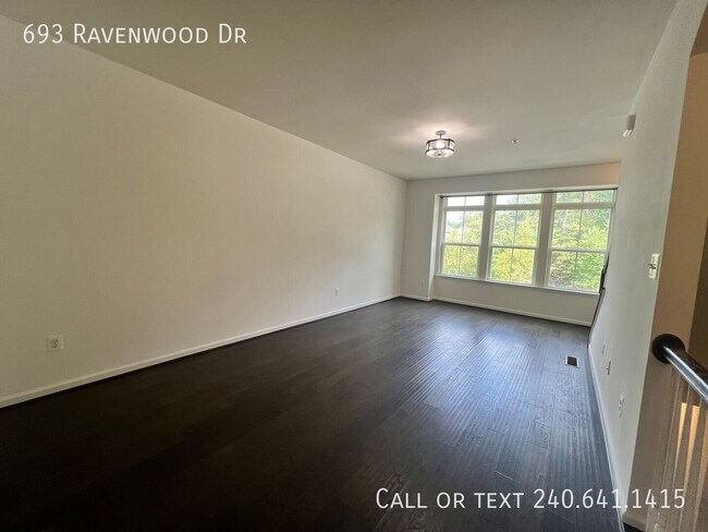 Building Photo - 693 Ravenwood Dr