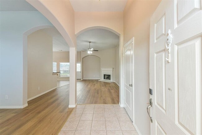Building Photo - 2212 Highland Crossing Dr