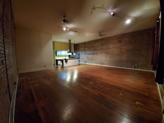 Building Photo - Charming Vintage Pioneer Square Studio wit...