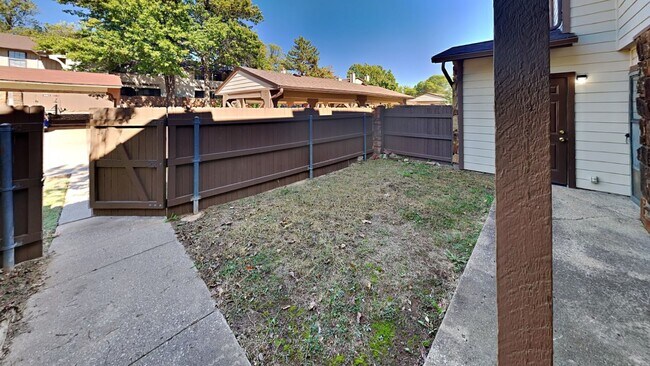 Building Photo - Welcome to this 2 bedroom, 2.5 bath home located in Shadow Mountain Condominiums!