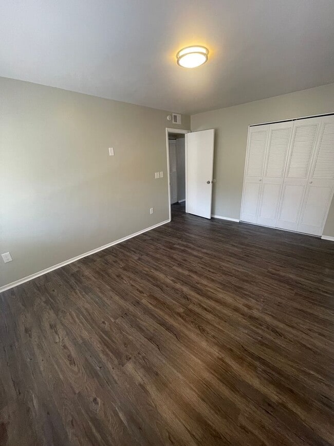 Building Photo - Recently Renovated 2 Bed, 1 Bath Condo for Lease NOW!