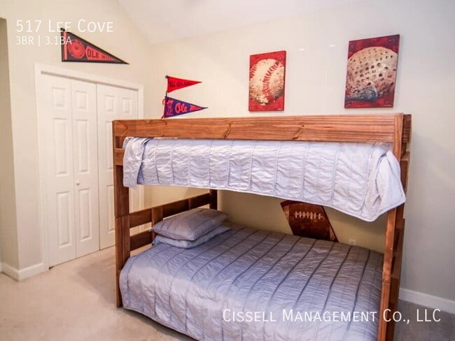 Building Photo - 517 Lee Cove