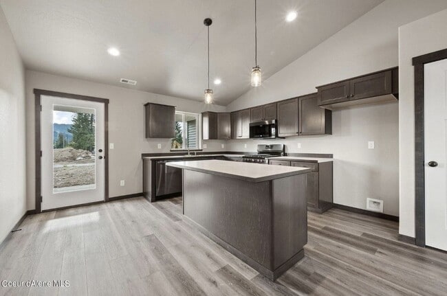 Building Photo - Home in Spirit Lake!